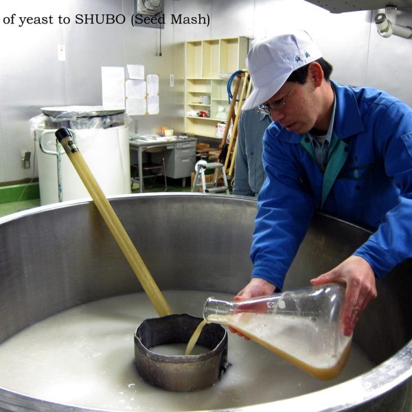 Pouring in yeast liquid